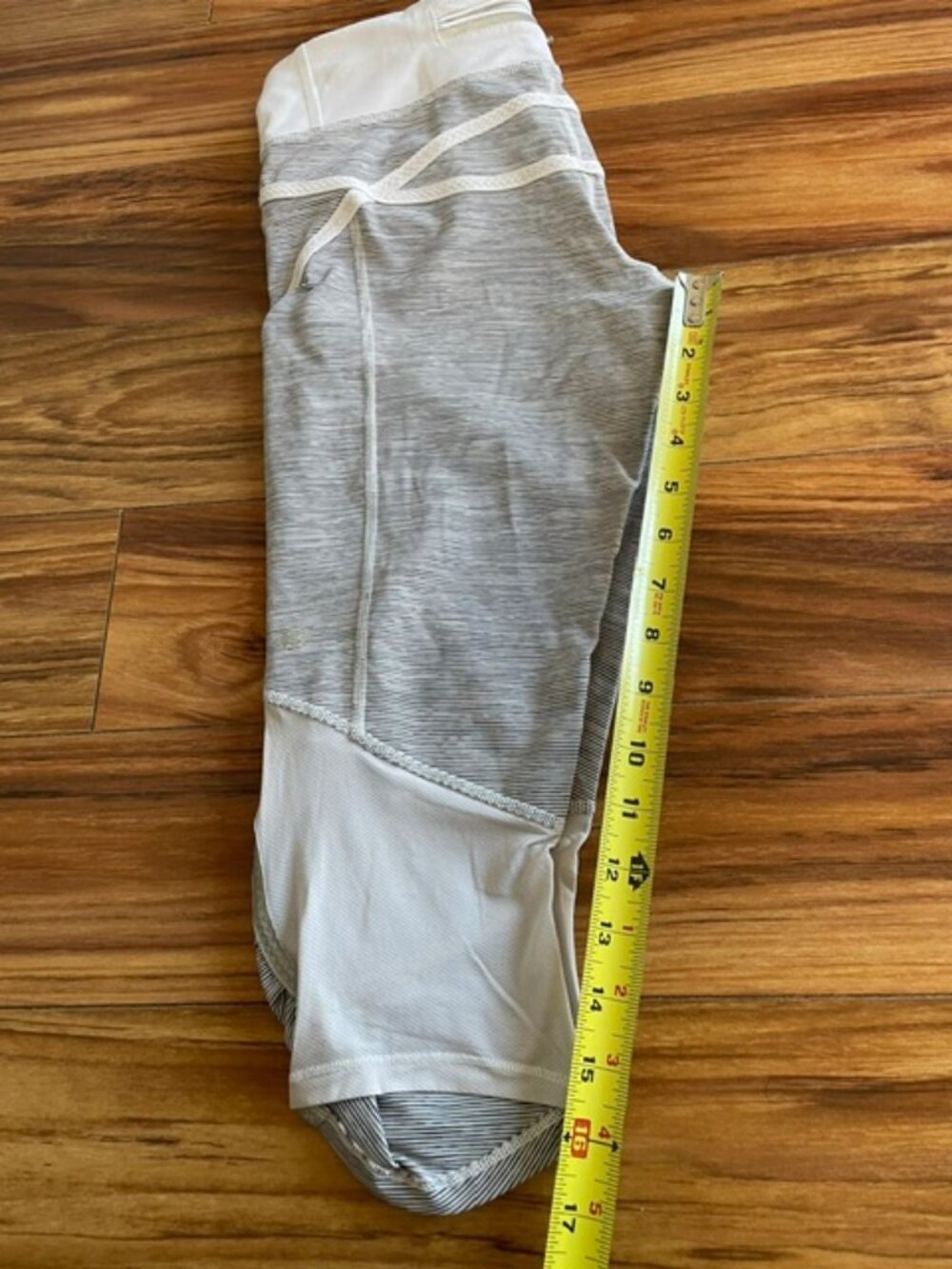 Lululemon Women's High Rise Lines Striped Capri Legging, White Gray, Size 6 - Picture 4 of 4